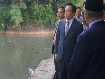                                                                   ▲ 2013년 1월 인도네시아를 방문한 이완영 의원이            (왼쪽에서 첫번째)칠리웅강을 둘러보고 있다.            
