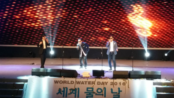 ▲ 세계 물의 날을 기념하는 축하공연을 하고 있는 쎄시봉(왼쪽부터 김세환, 조영남, 윤형주)