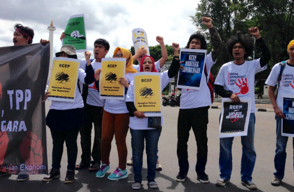 ▲ RCEP 협정 반대 시위 진행중인 시민단체 <사진=환경운동연합>