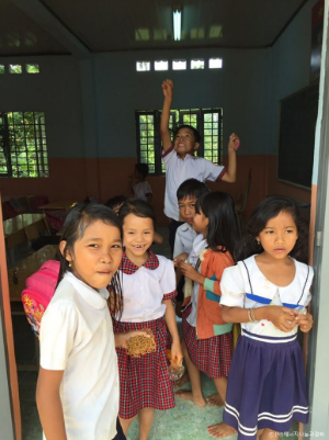 ▲ 전등에 불이 켜진 교실에서 신이 난 베트남 아이들