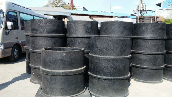 ▲ 폐필름류로 만든 ㈜에코신화의 상수도용 재생 복합수지 원형밸브실