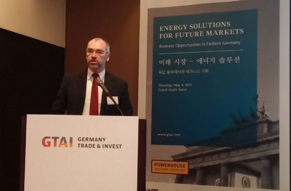 ▲ 한화 큐셀 올리버 벡켈(Oliver Beckel) 이사가 독일 동부지역에서의 한국 기업 투자성공사례에 대해 발표하고 있다.