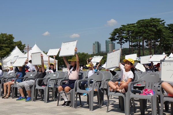 ▲ ‘환경골든벨 대회’에 전국 초등학생 100여명이 참석해 문제를 풀어 나가고 있다. <사진=환경부>