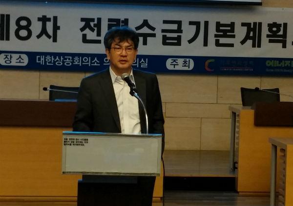 ▲ 김창섭 가천대학교 교수가 ‘새 정부애서의 “에너지 전환”, 기후와의 관계’ 주제로 발표하고 있다.
