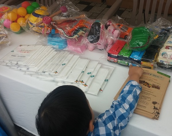 ▲ 환경실천연합회 장난감 공유마켓에 참여하고 있는 어린이. <사진=환경실천연합회>