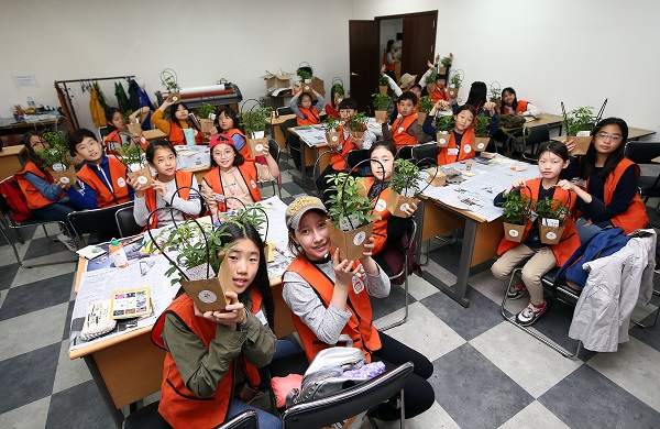 ▲ 오렌지 플랜트 스쿨 현장 체험을 통해 반려식물을 입양하는 참가자들