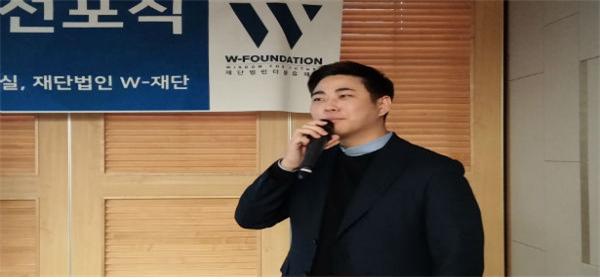 ▲ W-재단 이욱 이사장이 대국민 온실가스 감축운동을 소개하고 있다.