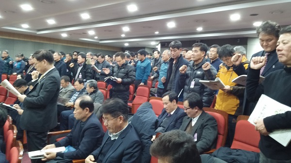 ▲ 한국자원순환단체총연맹 52단체 회원들이 실천강령을 다짐하고 있다.