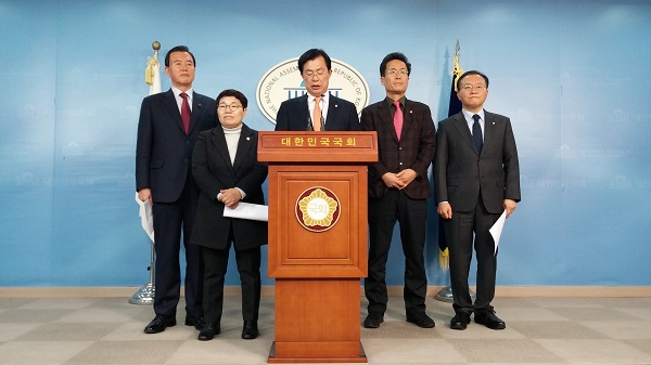 ▲ 이만희 의원(자유한국당)이 자유한국당의 입장을 밝히고 있다.