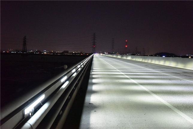 ▲ 가로등이 아닌 LED 측면조명을 사용하여 야생동물 서식지 빛공해를 최소화 사례 : 평택~시흥간 고속도로, 2013년 3월 개통)