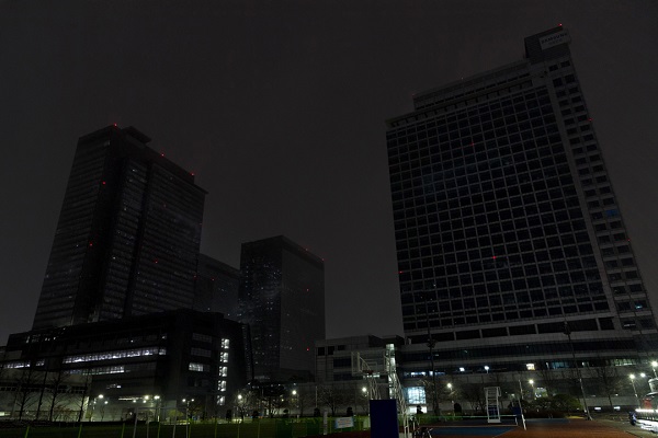 ▲ 21일 저녁 지구촌 전등끄기 캠페인을 실시하고 있는 소등된 수원 삼성 디지털시티 전경. <사진=삼성전자>