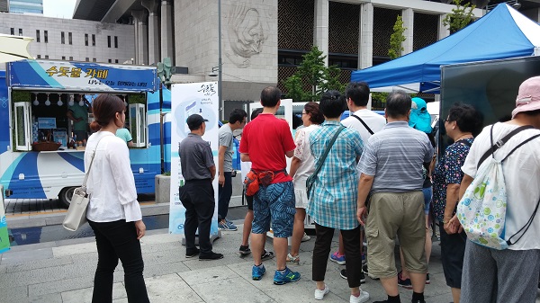 ▲ 한국상하수도협회에서 마련한 ‘수돗물 카페’에 참여하고 있는 방문객들.