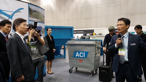 ▲ ACI 김현수 대표이사(오른쪽)가 이규용 조직위원장(왼쪽) 등 방문객들에게 자사 제품을 소개하고 있다.