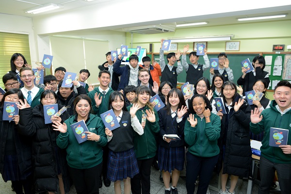 ▲ 환경교육을 진행한 구룡중학교 학생들과 해외대학생들의 단체사진