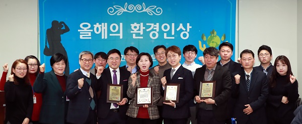 ▲ 영예의 수상자와 한국환경전문기자협회 기자들의 기념사진