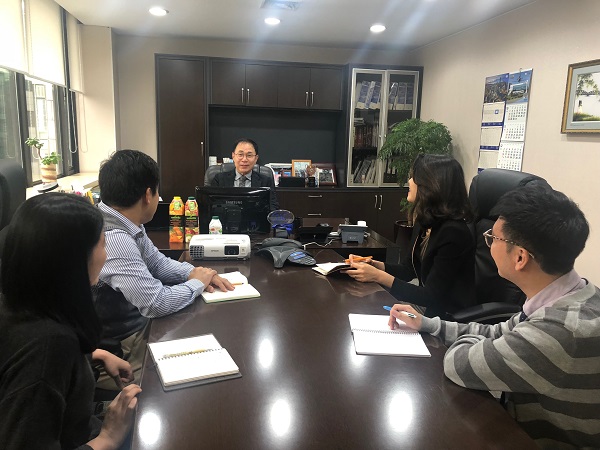 ▲ 조명현 한국지사장이 직원들과 회의를 하고 있다.