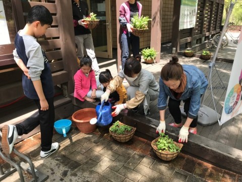 ▲ 서울숲학교 초보자를 위한 가드닝워크샵 프로그램 참여자들이 행잉화분을 만들고 있다.