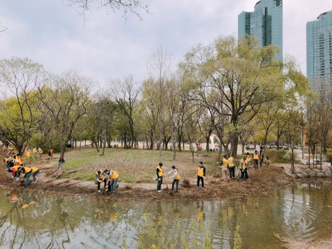 ▲ 기업 자원봉사 활동으로 서울숲 수변에 가우라를 심고 있다