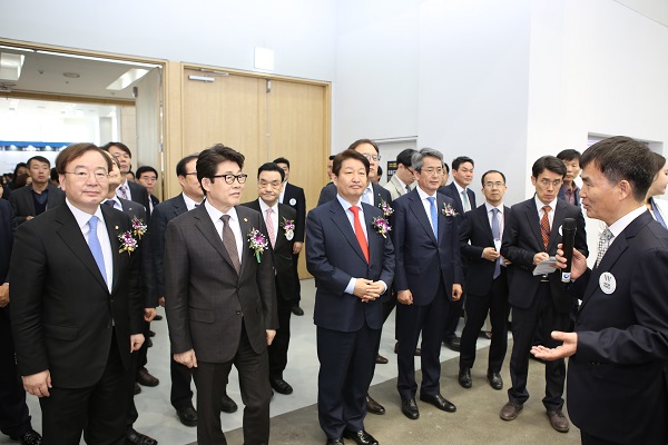 ▲ (왼쪽부터) 강효상 국회의원, 조명래 환경부 장관, 권영진 상하수도협회장이 행사장을 둘러보고 있다.