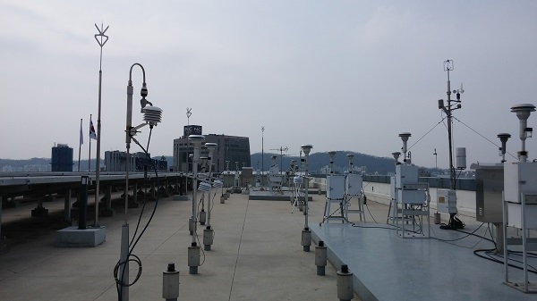 ▲ 한국환경산업기술원 건물 옥상에 설치되어 있는 국립환경과학원 수도권 대기오염집중 측정소