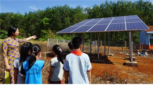 ▲ 어린이들에게 태양광발전기에 대해 설명해주고 있는 통낫 학교 교사