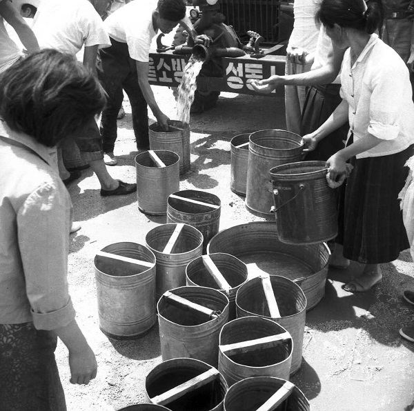 ▲ 1960년대 수돗물 급수차