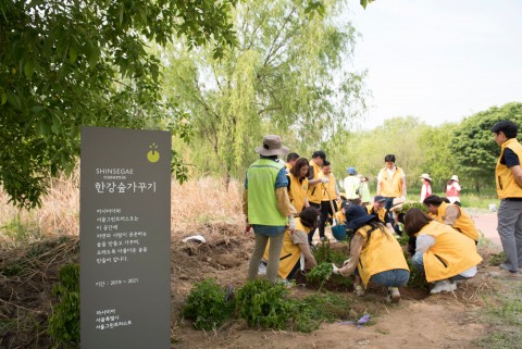 ▲ 까사미아 임직원들이 서울그린트러스트와 함께 한강의 자연성 회복과 미세먼지 저감을 위한 숲을 조성하고 있다.