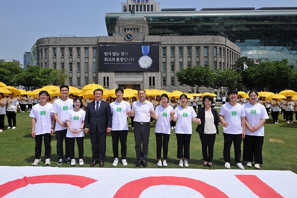 ▲ 김원이 서울시 정무부시장과 대자연 대학생 활동가들의 기념촬영 모습.