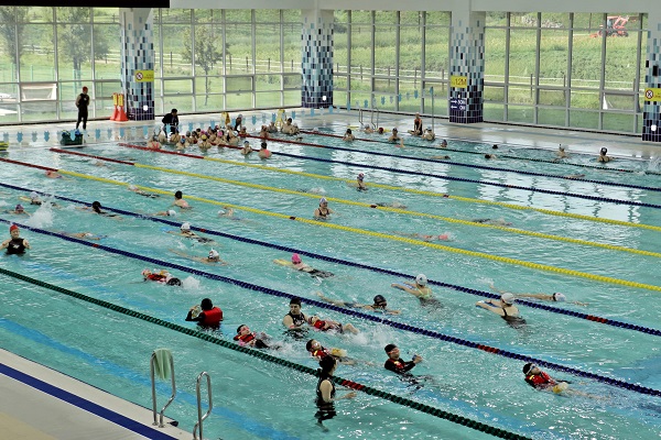 ▲ 드림파크수영장에서 수영을 즐기고 있는 시민들