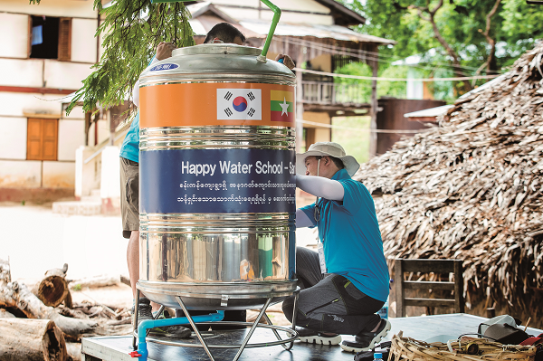 ▲ 2017년 미얀마 봉사단이 학교급수대용 물탱크를 설치하고 있다.