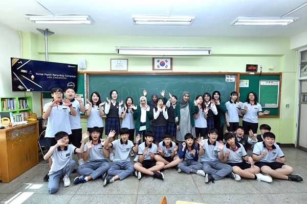 ▲ 환경교육을 진행한 구룡중학교 학생들과 해외 대학생들의 단체사진