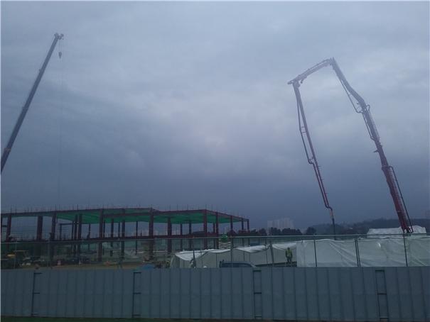 ▲ 비가 오는 날에도 A건설엽체는 레고랜드 파크 공사현장에 콘크리트를 들이 부었다. <사진=2019년 12월 30일 중도본부>
