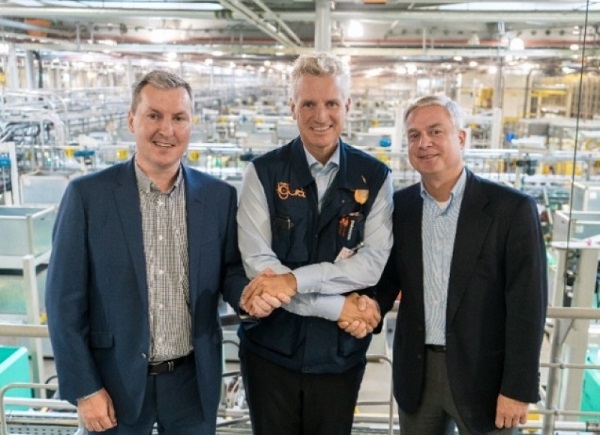 ▲ 폐플라스틱 재활용에 기술적 대안을 제시하는 Mura Technology에 투자를 결정한 igus GmbH CEO 프랑크 블라제(가운데)가 Mura Technology CEO Steve Mahon(왼쪽), Mura Europa GmbH CEO Oliver Borek(오른쪽)과 기념 촬영을 하고 있다.