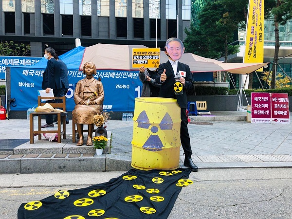 ▲ 스가 총리가 방사성 오염수를 들고 안전하다고 표현하는 장면을 연출하고 있다.