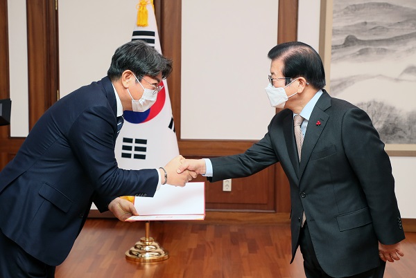 ▲ 박병석 국회의장(오른쪽)이 이춘석 제34대 국회사무총장에게 임명장을 수여하고 있다.