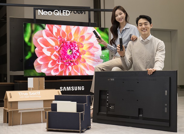 ▲ 수원 삼성 디지털시티에서 2021년 신제품 Neo QLED TV와 새롭게 적용된 솔라셀 리모컨, 에코 패키지를 소개하고 있다. <사진=삼성전자>