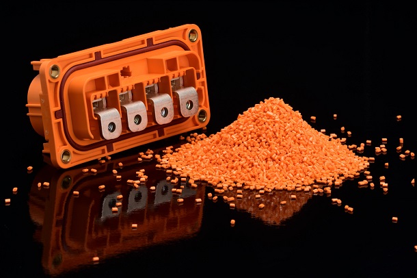 ▲ 랑세스는 전기차 등 고전압 부품의 안전에 기여하는 신호색 ‘마크로렉스 오렌지HT‘ 염료를 출시했다.