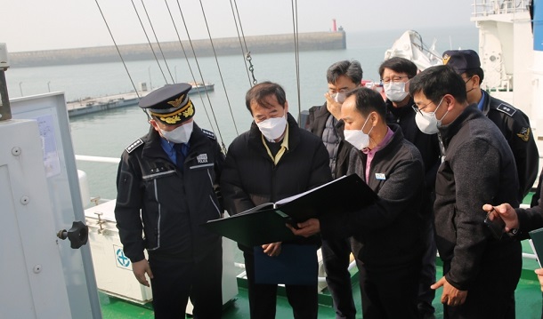 ▲ 김동진 원장(왼쪽에서 두 번째)이 지난 3월 6일 서해5도특별경비단을 방문하여 미세먼지 해상측정을 살펴보고 있다.