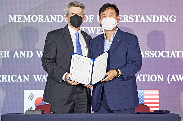 ▲ (오른쪽부터)한국상하수도협회 진광현 상근부회장과 미국수도협회 데이비드 라프란스(David LaFrance) CEO가 서명한 후, 기념촬영을 하고 있다.