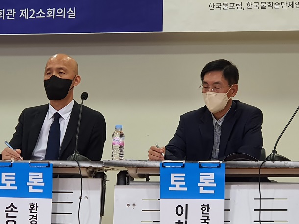 ▲ (왼쪽부터) 손옥주 환경부 수자원정책국장, 이창한 한국반도체산업협회 상근부회장