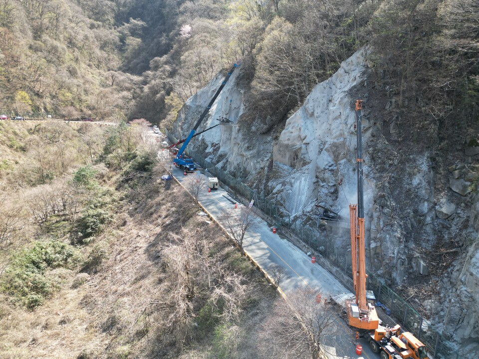 산악열차 시범 구역에 낙석 방지를 위한 콘크리트 공사를 하고 있다.