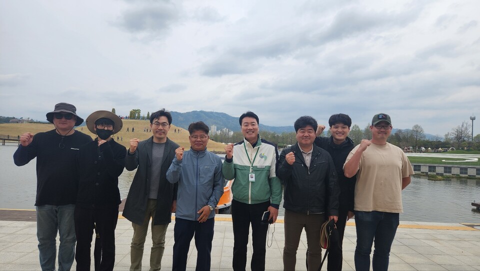 서울대공원 원장(왼쪽 4번째)과 종사자들이 박람회 성공을 응원하고 있다.