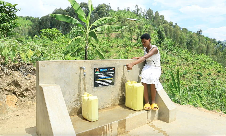 가샤루 마을 주민이 새로 설치된 식수대에서 물을 긷고 있다(사진=녹차원).