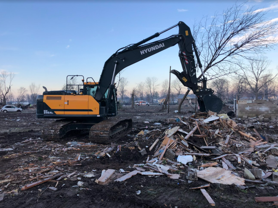 지난해 1월, 토네이도로 인해 큰 피해가 발생한 미국 테네시주 샘버그 지역 피해 복구 작업에 투입된 HD현대건설기계 21톤 굴착기 모습.