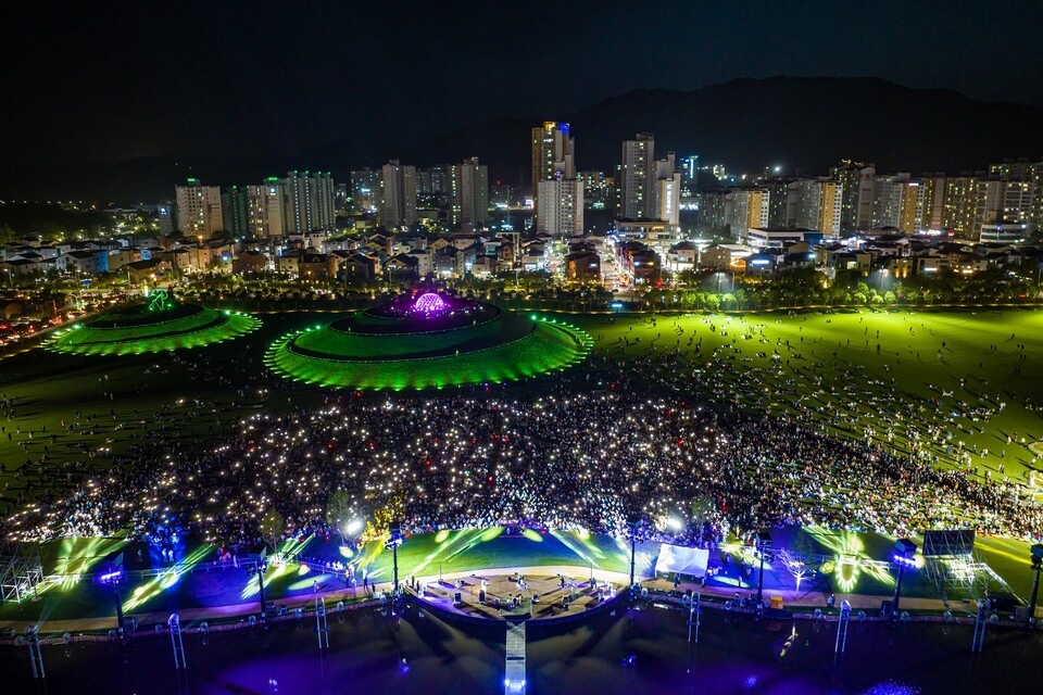 오천그린광장 야간경관과 어우러지는 문화공연예술(YB밴드)