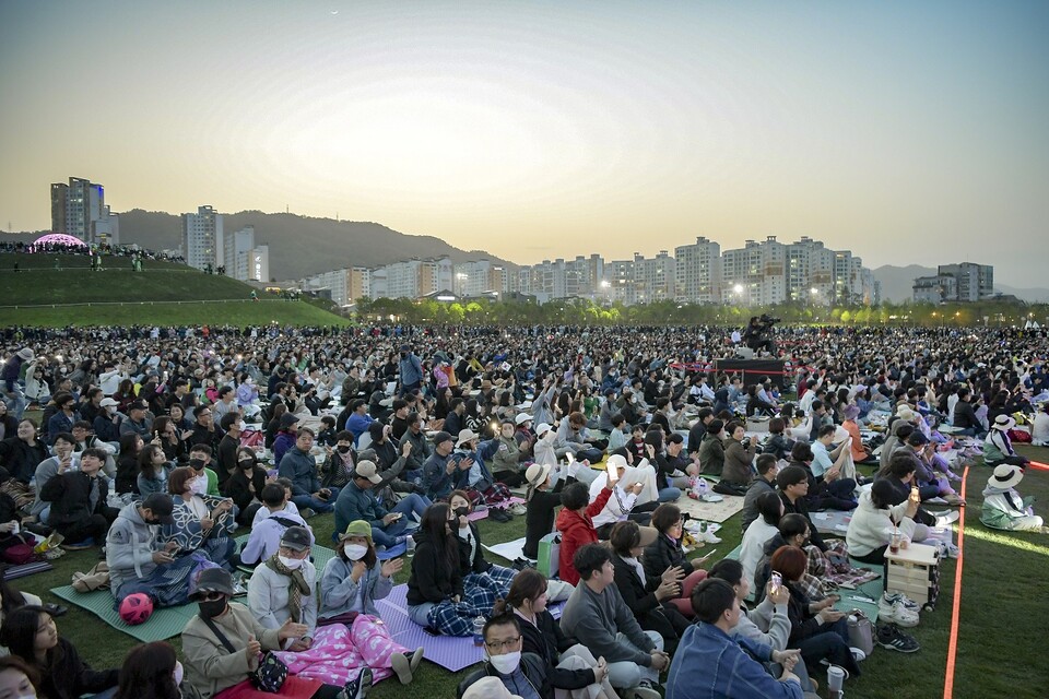 지난 22일 YB 기획공연에 오천그린광장에 모인 시민들