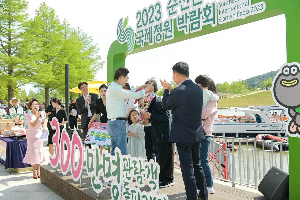 10일 300만 명째 입장객에게 노관규 순천시장이 축하의 꽃 목걸이를 전달하고 있다.