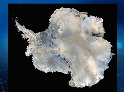 남극대륙. 오른쪽이 동남극이고 왼쪽이 서남극이다. 동남극이 서남극보다 더 넒고 더 높고  기온도 더 낮고 얼음도 두 두껍다(미국 NASA 제공).
