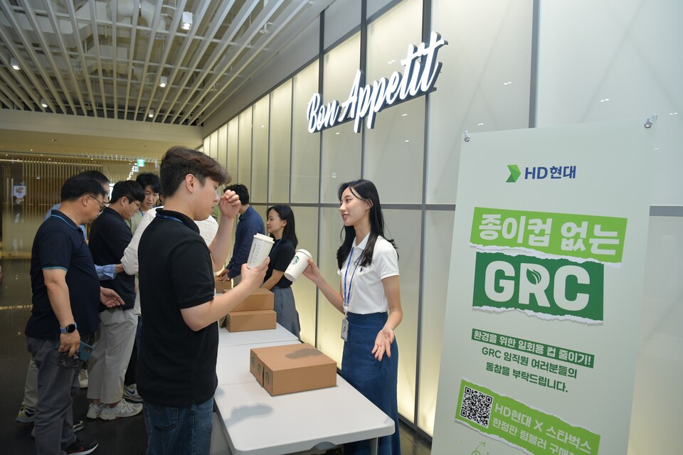 최근 GRC 3층에 오픈한 ‘종이컵 없는 GRC’ 팝업스토어를 찾은 HD현대 임직원들의 모습.