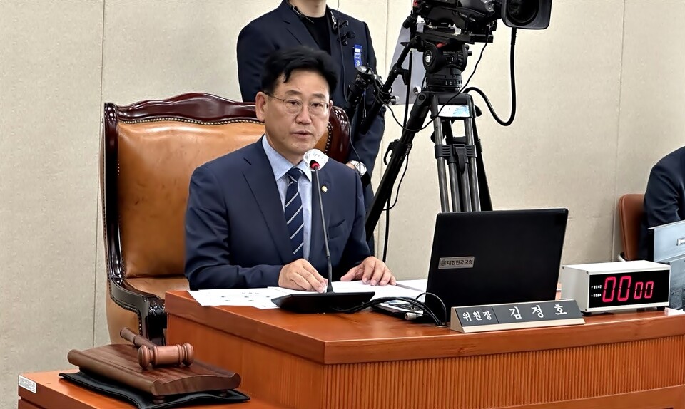 김정호 의원이 19일 국회 기후위기특별위원회에서 위원장으로서 인사말을 하고 있다.